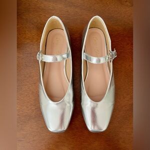 Women’s metallic silver Chase & Chloe ballet flat